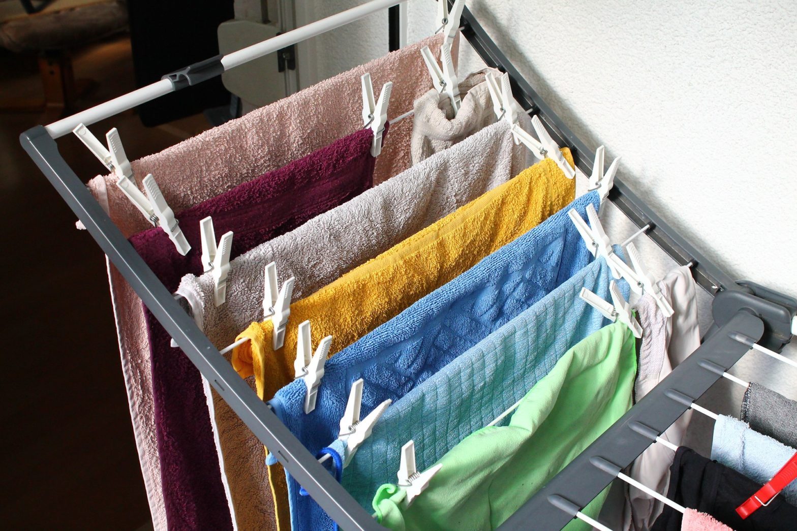 Ist nasse Wäsche im Schlafzimmer ungesund? Alle Fakten (11 Tipps)