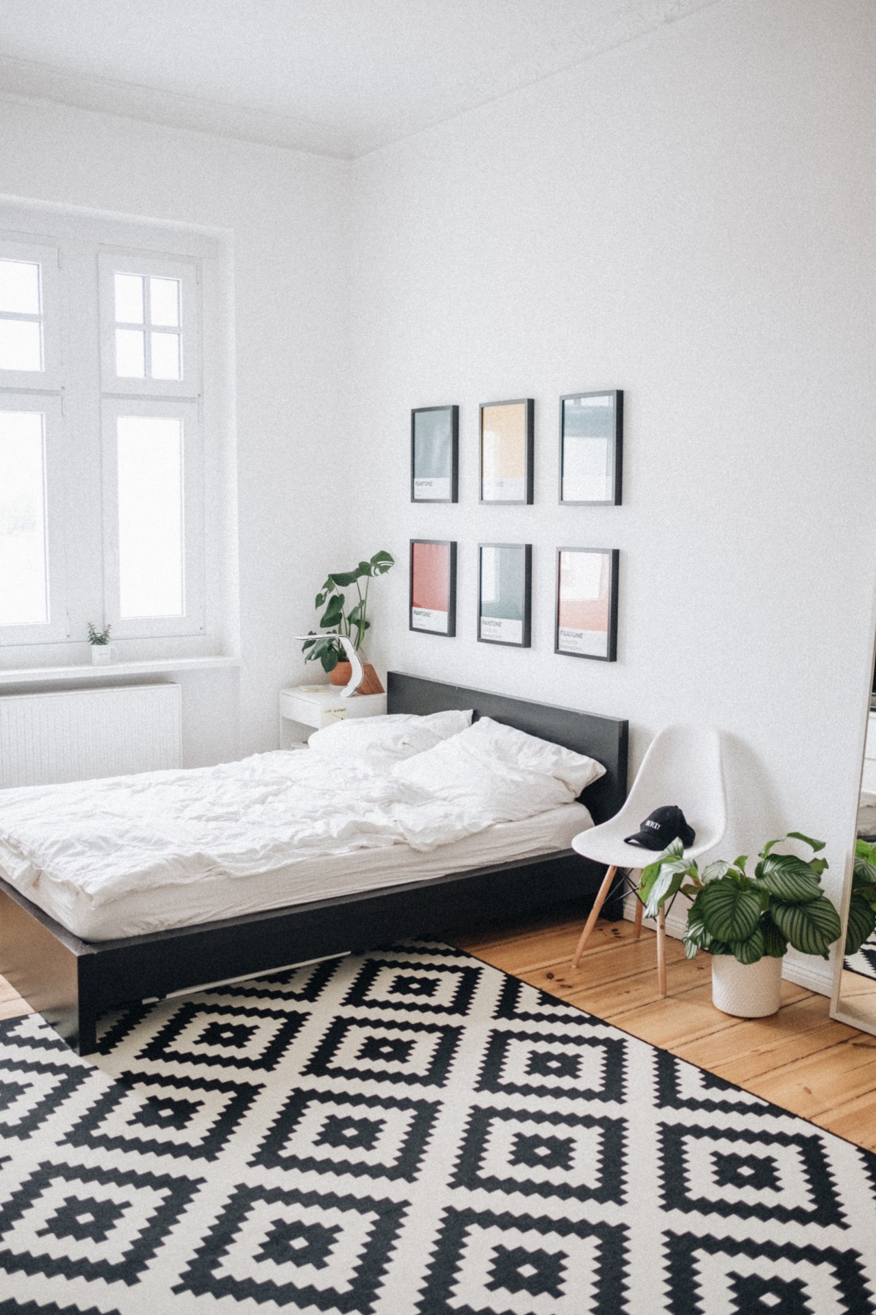 Schlafzimmer hallt? 10 einfache Tipps (& häufige Gründe)