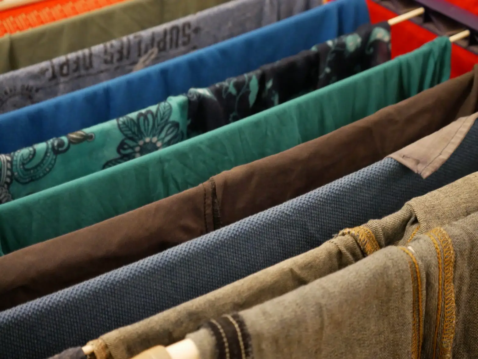 Warum knittert Wäsche im Trockner? 4 häufige Gründe (& Tipps)