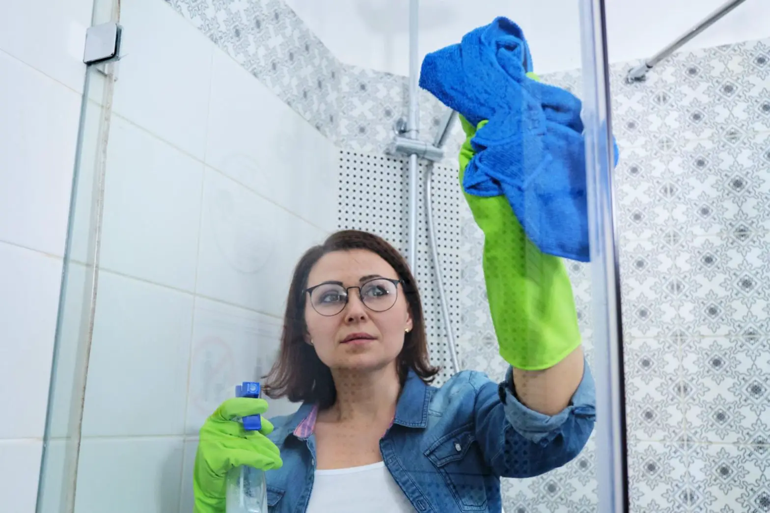 Welches Tuch für die Duschkabine? Wichtige Infos (einfach erklärt)