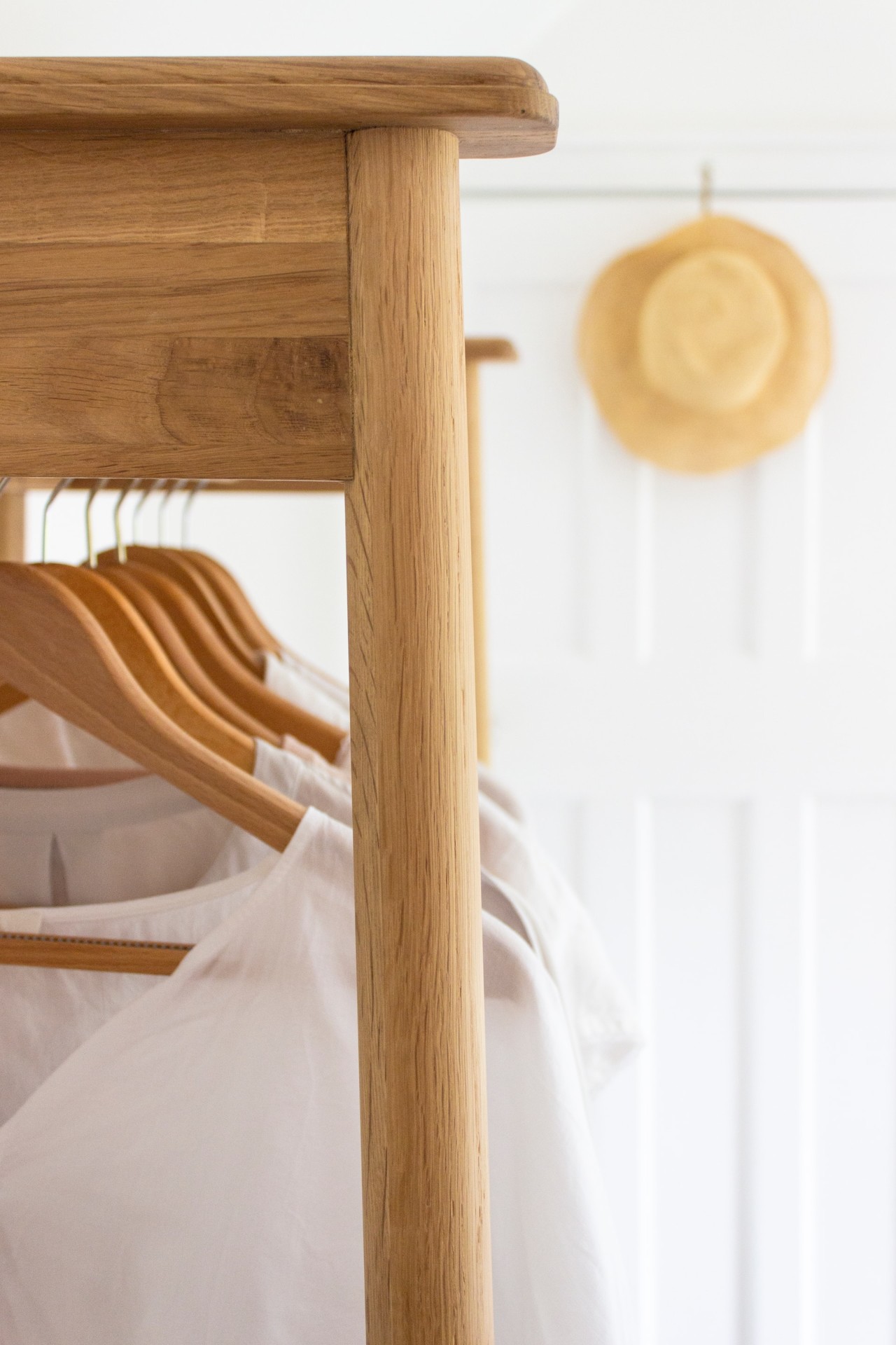 Darf man nasse Wäsche auf Kleiderbügel hängen? Wichtige Infos