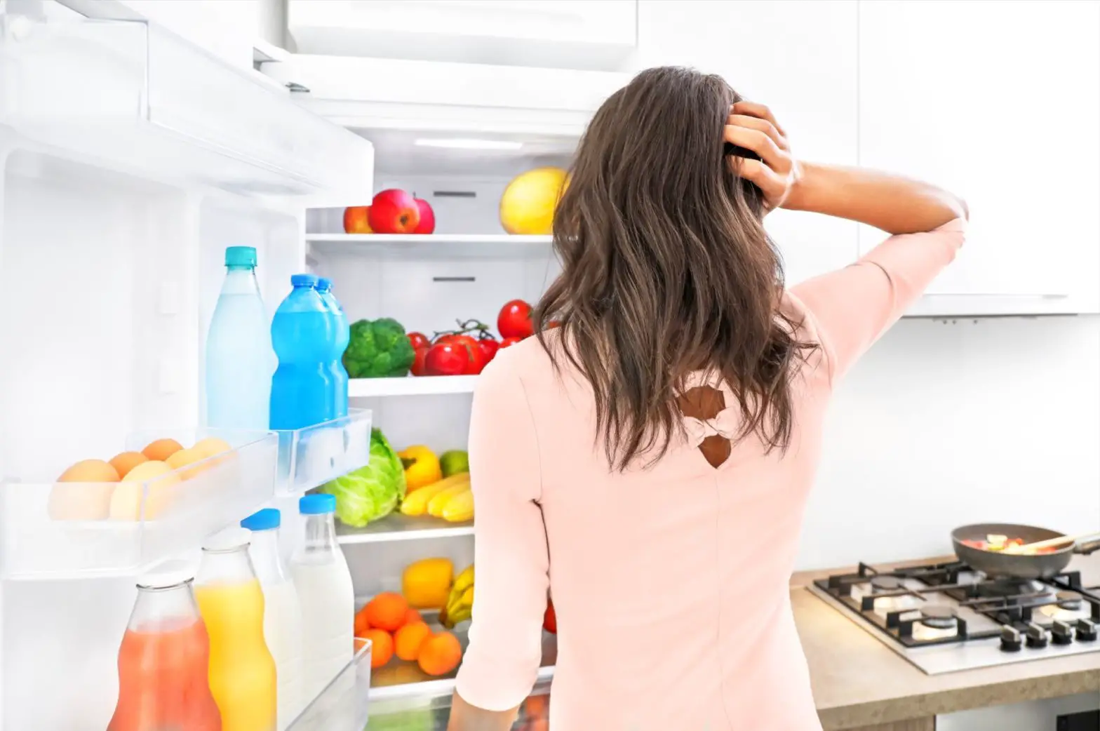 Warum springt der Kühlschrank so oft an? 11 Ursachen (& Lösungen)