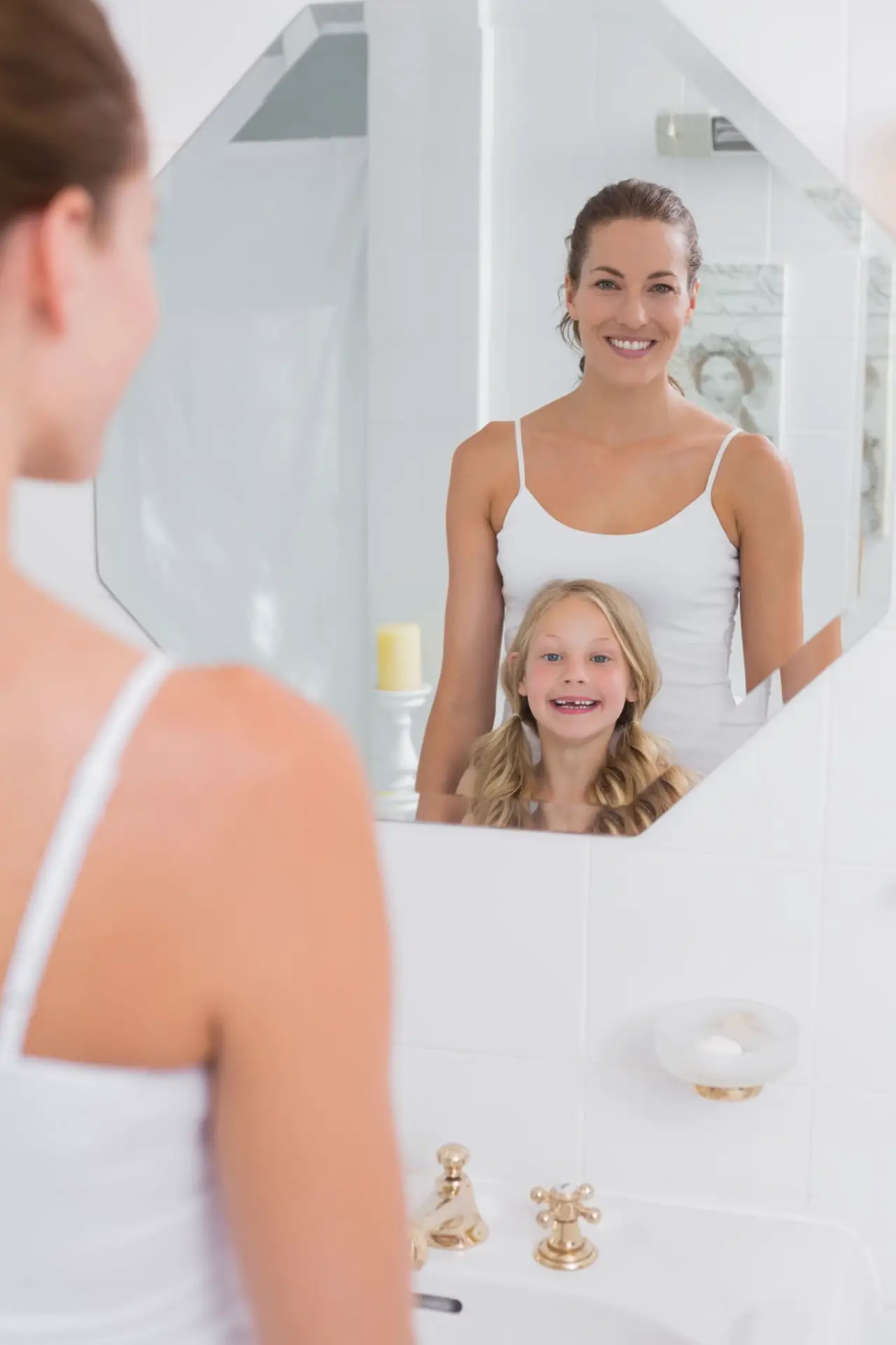 Welche Höhe für den Badspiegel? Wichtige Fakten (& Tipps)