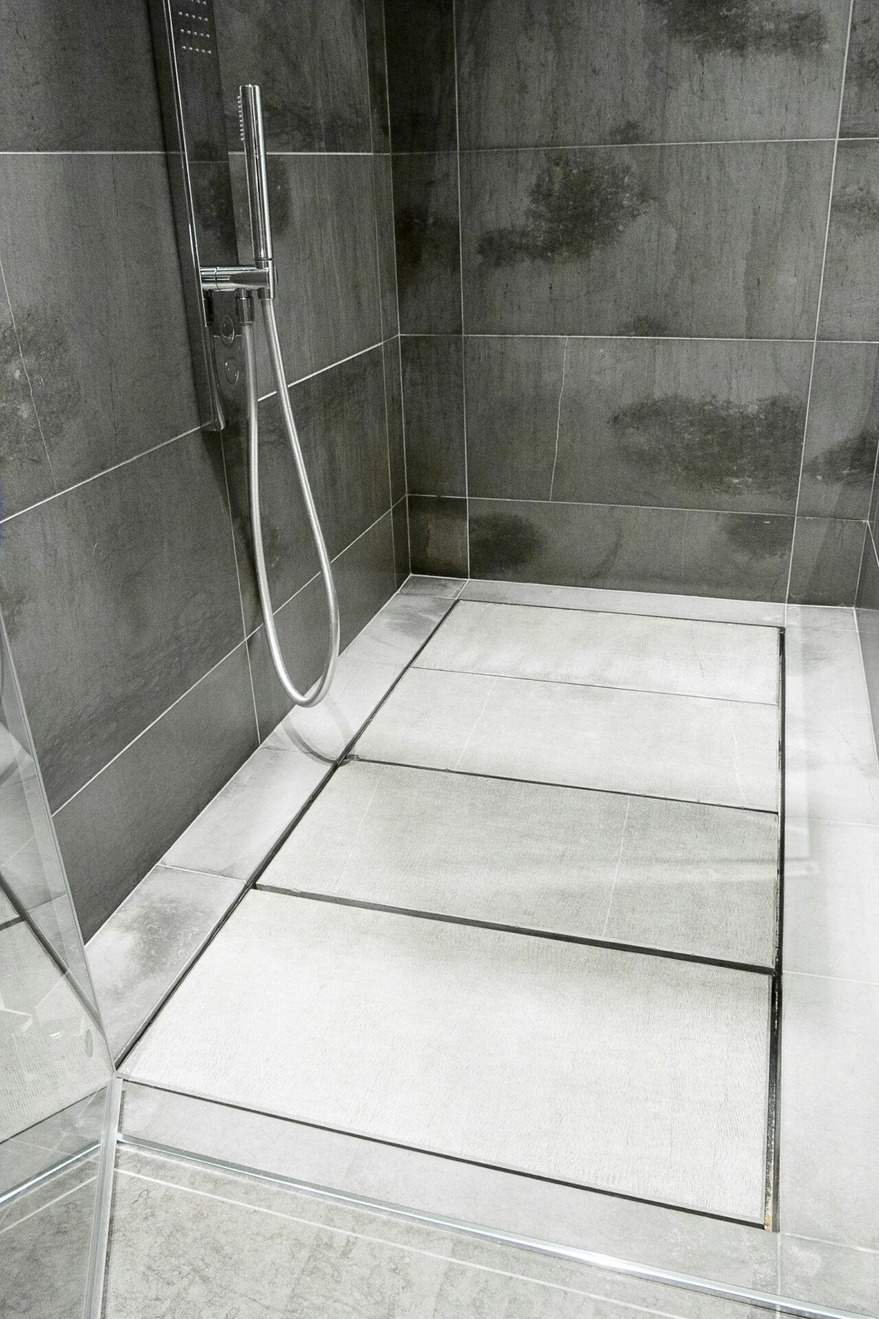 Duschkabine ist undicht? 5 häufige Ursachen (& Lösungen)
