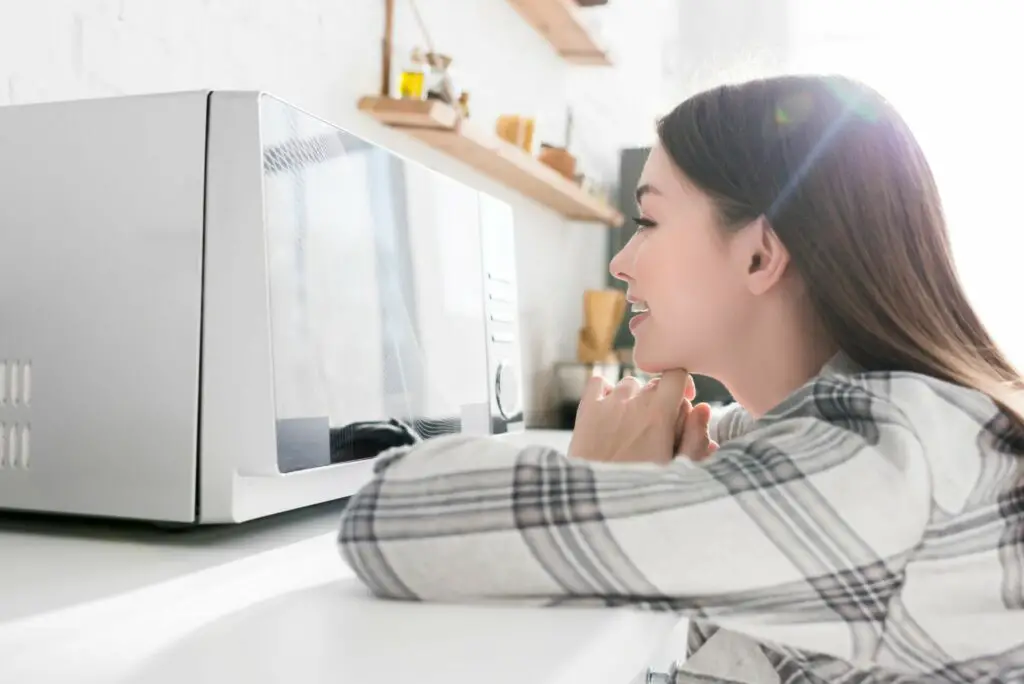 Kann die Mikrowelle auf dem Kühlschrank stehen
