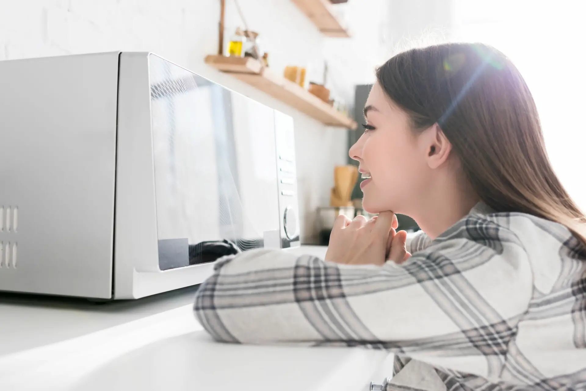 Kann die Mikrowelle auf dem Kühlschrank stehen? 6 wichtige Fakten