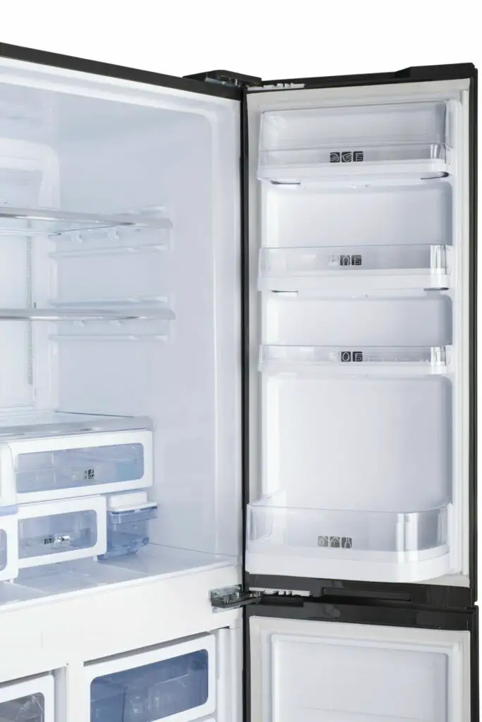 Sollte man ausgeschaltete Kühlschränke offen lassen